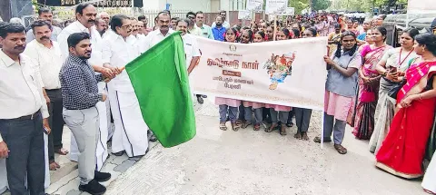 பள்ளி மாணவர்களின் விழிப்புணர்வு பேரணியை அமைச்சர் சாத்தூர் ராமச்சந்திரன் கொடியசைத்து தொடங்கி வைத்தார். அருகில் கலெக்டர் ஜெயசீலன், சீனிவாசன் எம்.எல்.ஏ. உள்பட பலர் உள்ளனர்.