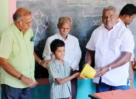 விழாவையொட்டி நடந்த போட்டியில் வெற்றி பெற்ற மாண–வர்களுக்கு பரிசுகள் வழங்கப்பட்ட காட்சி.