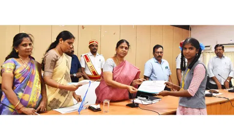 &nbsp;முதியோர் கொடுஞ்செயல் எதிர்ப்பு தினத்தை முன்னிட்டு கட்டுரை போட்டிகளில் வெற்றி பெற்ற மாணவ, மாணவிகளுக்கு சான்றிதழ்களை மாவட்ட கலெக்டர்  சாந்தி வழங்கிய காட்சி.