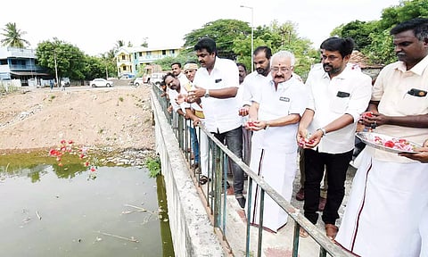 செக்கடி பகுதி அகழிக்கு வந்த தண்ணீரை மேயர் சண். ராமநாதன் மலர் தூவி வரவேற்றார்.