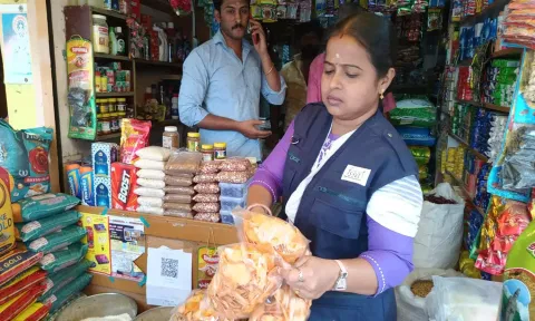 கடைகளில் சோதனை நடத்திய உணவு பாதுகாப்புத்துறை அலுவலர்கள்.