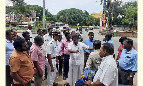 தார்சாலை அமைக்கும் பணியை நேரு எம்.எல்.ஏ ஆய்வு செய்த காட்சி.