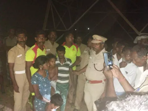 மின் டவர் மீது ஏறி தற்கொலை மிரட்டல்