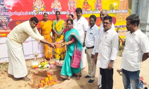 கடலூர் மஞ்சகுப்பம் 8வது வார்டு பெண்ணையாறு ரோடு பகுதியில் வடிகால் வாய்க்கால் அமைக்கும் பணியை மாநகர மேயர் சுந்தரி ராஜா அடிக்கல் நாட்டினார் அருகில் மாநகர ஆணையர் கிருஷ்ணமூர்த்தி திமுக மாநகர செயலாளர் ராஜா உள்ளனர்