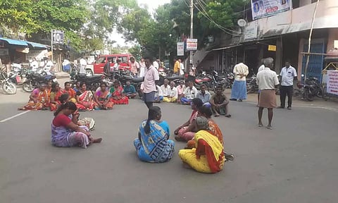 ஏம்பலம் பேருந்து நிறுத்தம் அருகே பாலமுருகன் நகருக்கு சாலை வசதி வேண்டி பொதுமக்கள் சாலை மறியல் போராட்டத்தில் ஈடுபட்ட காட்சி.
