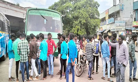 கல்லூரி செல்ல போதிய பஸ் வசதி இல்லாததால் மாணவர்கள் அவதி