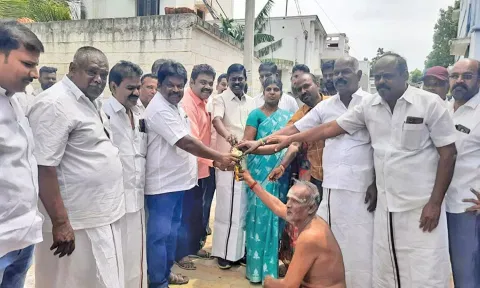 ஆலங்குளத்தில் ரூ.85 லட்சம் செலவில் சிமெண்ட் சாலை- சிவபத்மநாதன் தொடங்கி  வைத்தார்