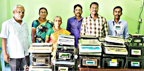 தொழிலாளர் நலத்துறை அதிகாரிகளால் பறிமுதல் செய்யப்பட்ட முத்திரையிடாத எடைகற்கள், எந்திரங்களை படத்தில் காணலாம்.