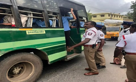 நாகர்கோவிலில் பஸ் படிக்கட்டில் பயணம் செய்த மாணவர்களை இறக்கிவிட்ட போலீசார் அறிவுரை கூறி வேறு பஸ்சில் அனுப்பி வைத்தனர்