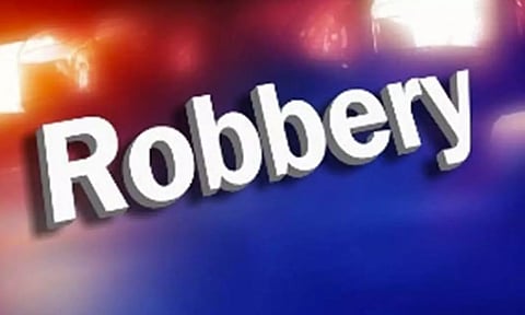 பஸ் கண்டக்டரை கல்லால் தாக்கி செல்போனை பறித்த கொள்ளையர்கள்