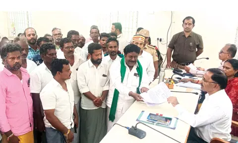 கலெக்டரிடம் மனு அளித்த கிராம மக்கள்