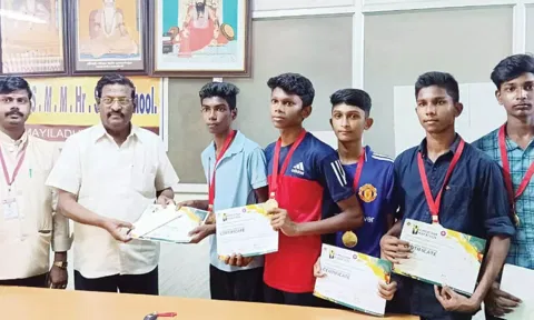 மாணவனுக்கு சான்றிதழ் வழங்கப்பட்டது.

