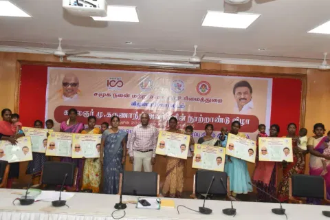 விழுப்புரம் மாவட்ட கலெக்டர் கூட்டரங்கில் நடைபெற்ற சிறப்பு முகாமில் பயனாளிகளுக்கு வைப்புத் தொகை பத்திரம் கலெக்டர் பழனி வழங்கினார்.
