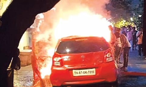 புதுவையில் நடுரோட்டில் கார் தீப்பிடித்து எரிந்தது- தம்பதி உயிர் தப்பினர்