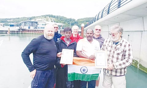 சாதனை படைத்த மாணவனுக்கு சான்றிதழ் வழங்கப்பட்டது,