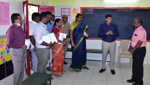 திருச்செங்கோட்டில் தகவல் தொழில்நுட்பதுறை அரசு செயலாளர் குமரகுருபரன் ஆய்வு செய்த போது எடுத்த படம். அருகில் கலெக்டர் டாக்டர் உமா உள்ளார்.