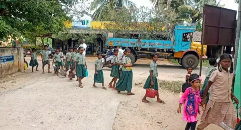பள்ளி வளாகத்தில் ஆக்கிரமிப்பு