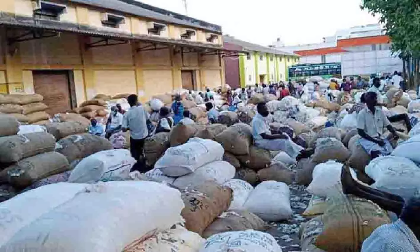 அரூர் வேளாண் உற்பத்தியாளர்கள் கூட்டுறவு சங்கத்தில் மேற்கூரை அமைத்து தர வேண்டும்