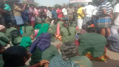 இடங்கணசாலை நகராட்சியில் ஒப்பந்த தூய்மை பணியாளர்கள் மறியல்