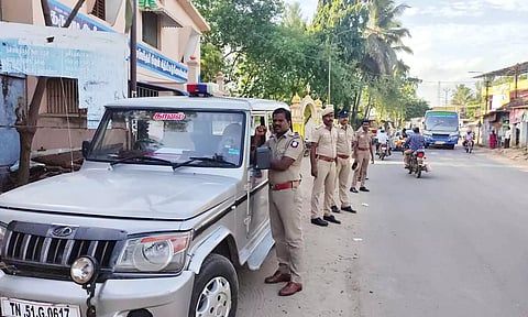 வாகன தணிக்கையில் ஈடுபட்ட போலீசார்.