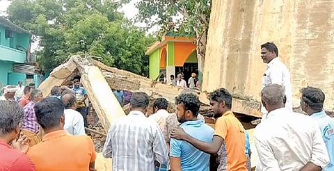 பழமையான நீர்த்தேக்க தொட்டி ஜே.சி.பி. எந்திரம் மூலம் இடித்து அகற்றப்பட்ட காட்சி.