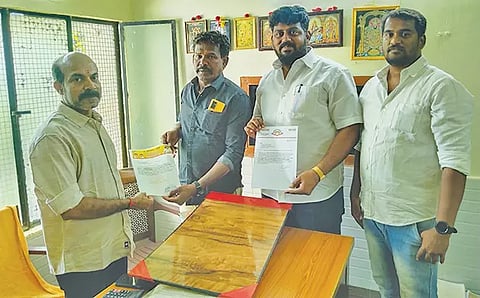 நெடுஞ்சாலைத்துறை கோட்ட பொறியாளரிடம்,  கவுன்சிலர் பவுல்ராஜ் மனு அளித்த போது எடுத்த படம்.