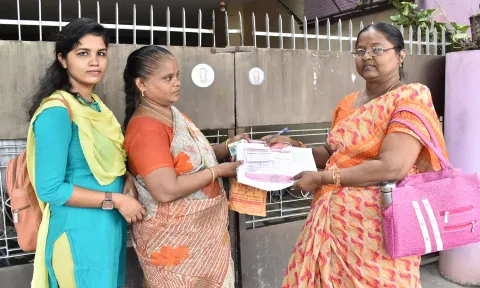 &nbsp;அகில்மேடு மெயின் வீதியில் ரேஷன் கடை பணியாளர்கள் வீடு, வீடாக வழங்கிய போது எடுத்த படம்.
