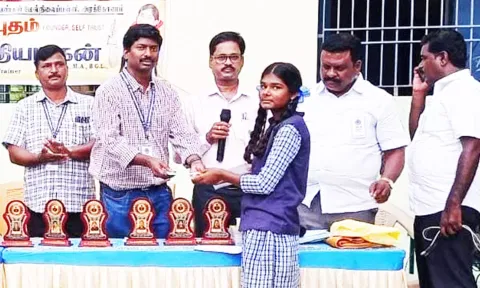 அரசு ஆதிதிராவிட பெண்கள் பள்ளியில் பொதுத் தேர்வில் அதிக மதிப்பெண் பெற்றவர்களுக்கு பரிசு