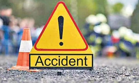 தடுப்பு சுவரில் மோட்டார் சைக்கிள் மோதியதில் புழல் பைபாஸ்சாலை மேம்பாலத்தில் இருந்து கிழே விழுந்த 2 வாலிபர்கள்