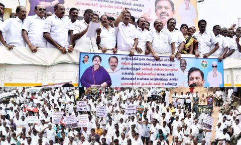 விலைவாசி உயர்வை கண்டித்து ஈரோட்டில் அ.தி.மு.க.வினர் ஆர்ப்பாட்டத்தில் ஈடுபட்டனர்.