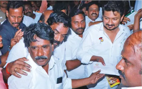 கள்ளக்குறிச்சி மாவட்டம் உளுந்தூர்பேட்டை தொகுதி எலவனாசூர்கோட்டையில் நடந்த நிகழ்ச்சியில் கலந்து கொள்ள வந்த அமைச்சர் உதயநிதி ஸ்டாலினுக்கு  உளுந்தூர்பேட்டை மேற்கு  ஒன்றிய தி.மு.க. செயலாளரும், உளுந்தூர்பேட்டை  யூனியன் ஒன்றிய குழு தலைவருமான ராஜவேல் உற்சாக வரவேற்பு அளித்தார்.