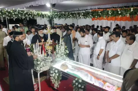 சிறப்பு பிரார்த்தனை, இறுதிச்சடங்கு முடிந்து உம்மன் சாண்டியின் உடல் நல்லடக்கம்