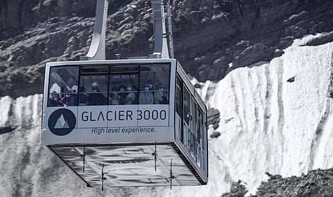 சுவிஸ் ஆல்ப்ஸ் மலையில் கேபிள் கார் பழுது- ஹெலிகாப்டர் மூலம் 300 பயணிகள் பத்திரமாக மீட்பு