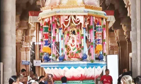 நெல்லையப்பர் கோவிலில் ஆடிப்பூர திருவிழா: செப்பு தேரில் காந்திமதி அம்பாள் வீதிஉலா