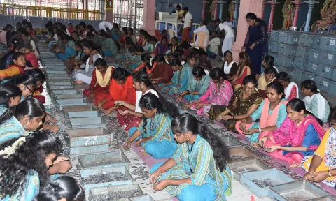 உண்டியல் காணிக்கை எண்ணும் பணி நடைபெற்றது.