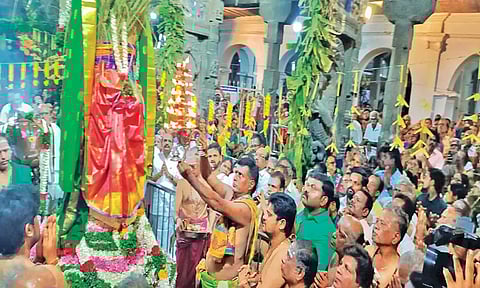 கொடியேற்றத்தை தொடர்ந்து கொடிமரத்திற்கு தீபாராதனை காட்டப்பட்ட போது எடுத்தபடம்