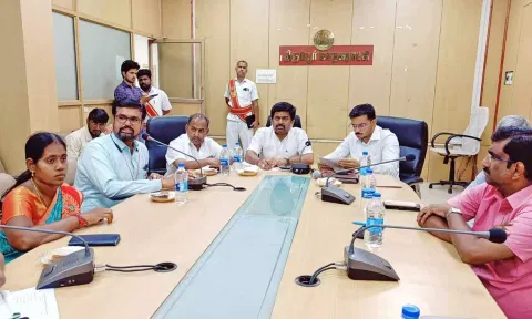 மேயர் தினேஷ்குமார் தலைமையில் ஆலோசனைக்கூட்டம் நடைப்பெற்ற காட்சி.