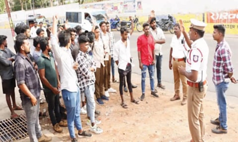 நாகர்கோவிலில் போக்குவரத்து விதிமுறைகளை மீறிய 16 மோட்டார் சைக்கிள்கள் பறிமுதல்