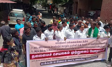 மக்கள் உரிமை கூட்டமைப்பினர் தலைமைச் செயலகம் நோக்கி ஊர்வலமாக சென்ற போது எடுத்த படம்.