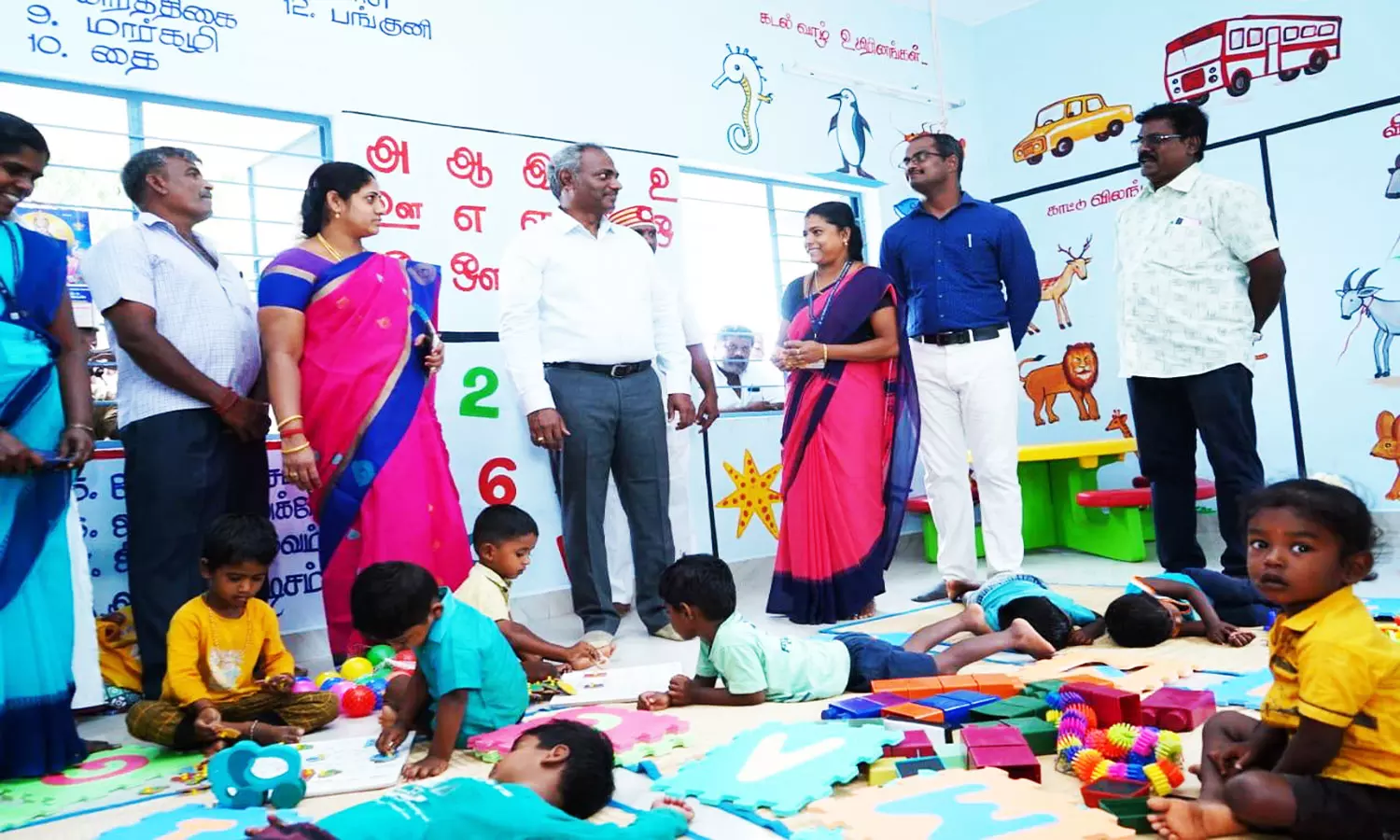 அங்கன்வாடி மையத்தில் கலெக்டர் ஆய்வு&nbsp;செய்த காட்சி.