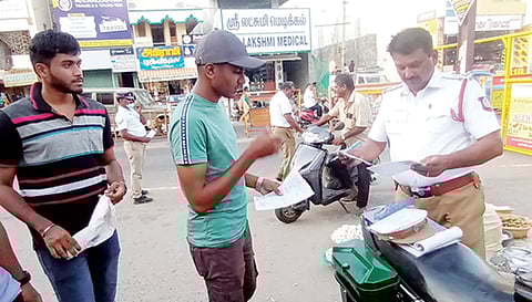 விதிமுறைகளை பின்பற்றாமல் சென்ற வாகன ஓட்டிகளுக்கு அபராதம்