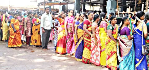 ஆடி முதல் வெள்ளிக்கிழமையை முன்னிட்டு அம்மனை தரிசனம் செய்வதற்காக தெப்பக் குளம் மாரியம்மன் கோவிலில் நீண்ட வரிசையில் நின்ற பெண் பக்தர்கள்.