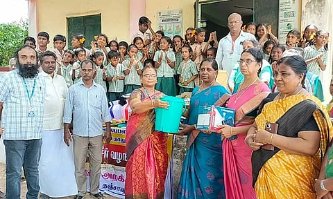 அரசு பள்ளிக்கு கல்வி சீர்வரிசை பொருட்கள் வழங்கப்பட்டது.