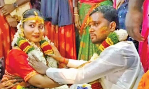 மாரிமுத்து உமாமகேஸ்வரியை திருமணம் செய்து கொண்ட போது எடுத்தப்படம்.