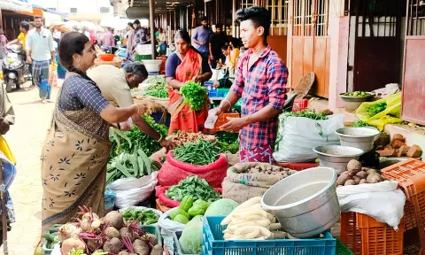 திண்டுக்கல் மார்க்கெட்டில் விற்பனைக்காக காய்கறிகள் அதிக அளவில் வந்துள்ளதை படத்தில் காணலாம்.