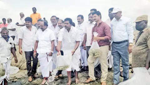 மீன்வளத்துறை சார்பில் 6 லட்சம் மீன் குஞ்சுகள் மேட்டூர் எம்.எல்.ஏ. சதாசிவம் முன்னிலையில் ஆற்றில் விடப்பட்டது.