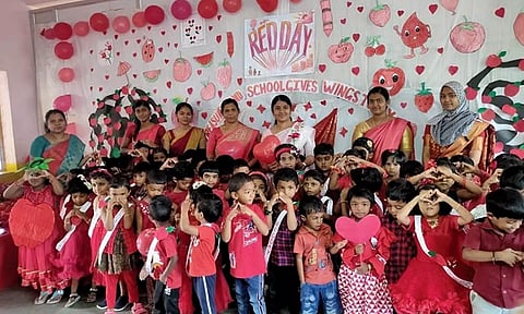 செங்கோட்டை ட்ரஷர் ஐலண்ட் பள்ளியில் சிவப்பு வண்ண தின கொண்டாட்டம்