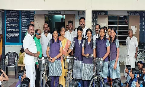 மாணவிகளுக்கு இலவச சைக்கிள்களை ராஜா எம்.எல்.ஏ. வழங்கிய காட்சி.