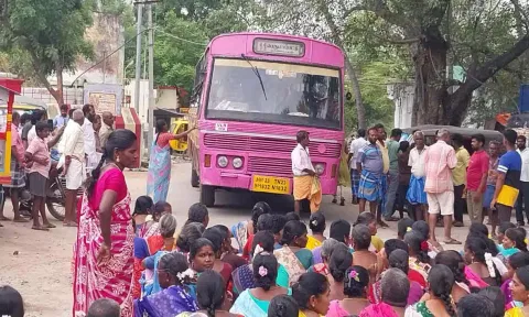 100 நாள் வேலை திட்ட பெண்கள் அரசு பஸ்சை சிறைப்பிடித்து மறியல்