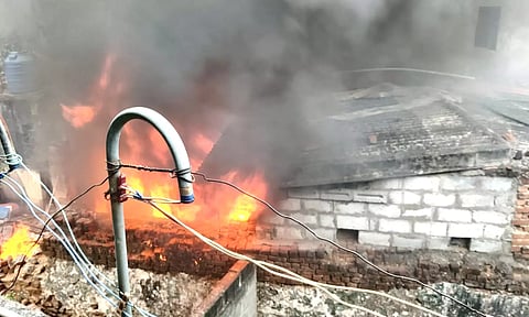 காரமடையில் பழக்கடை குடோனில்  தீ விபத்து